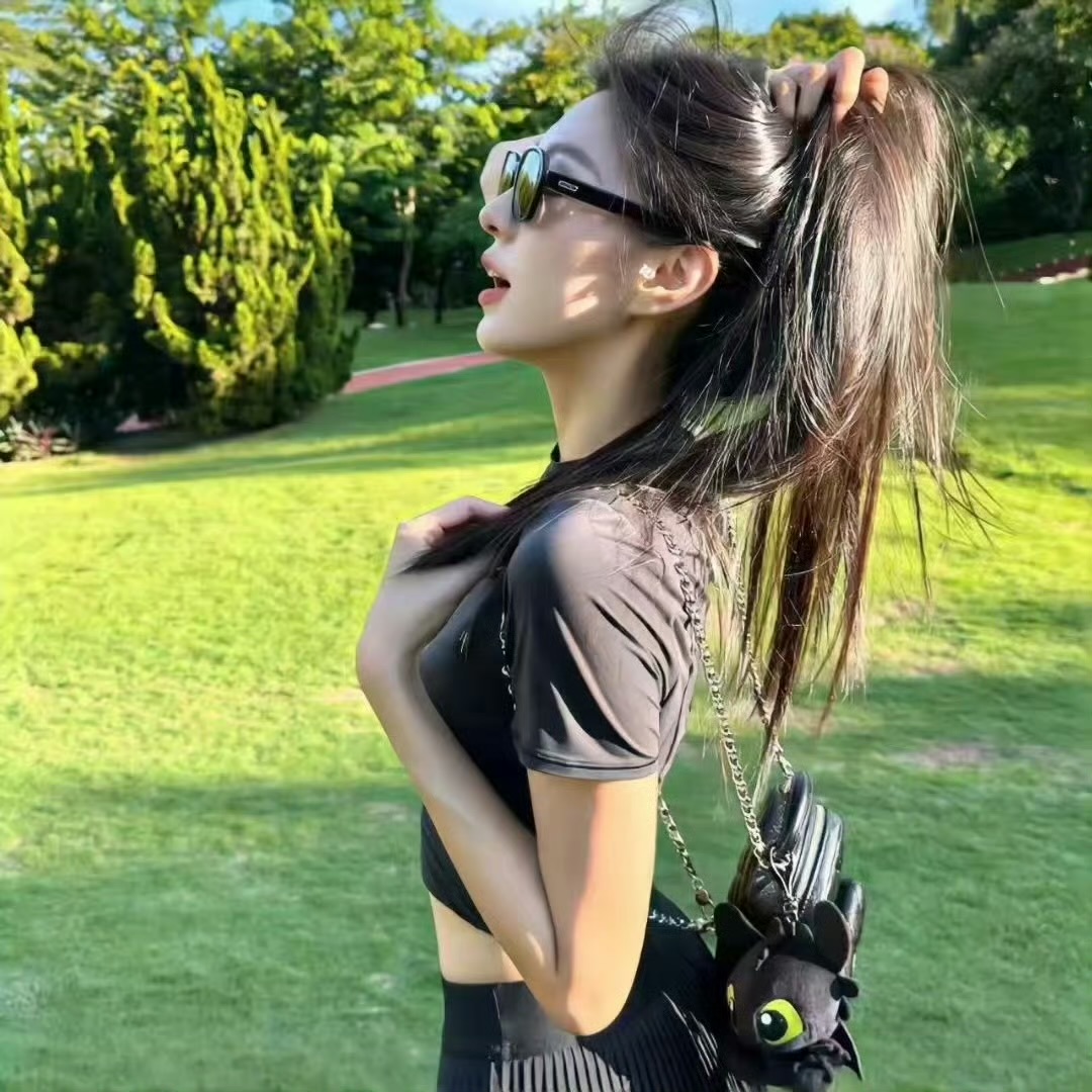 吐鲁番伴游女生 Nicola Isabel的资料