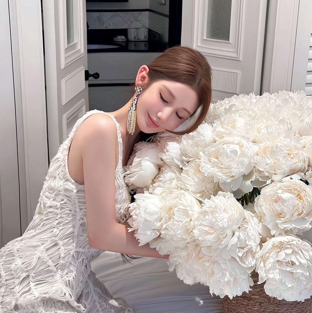 吐鲁番伴游女生冬卉的资料