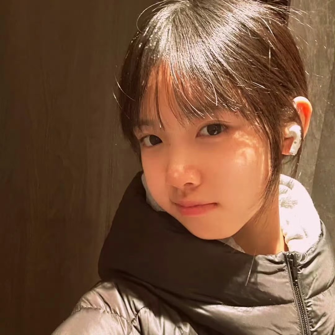 吐鲁番伴游女生 Esther Eve的资料